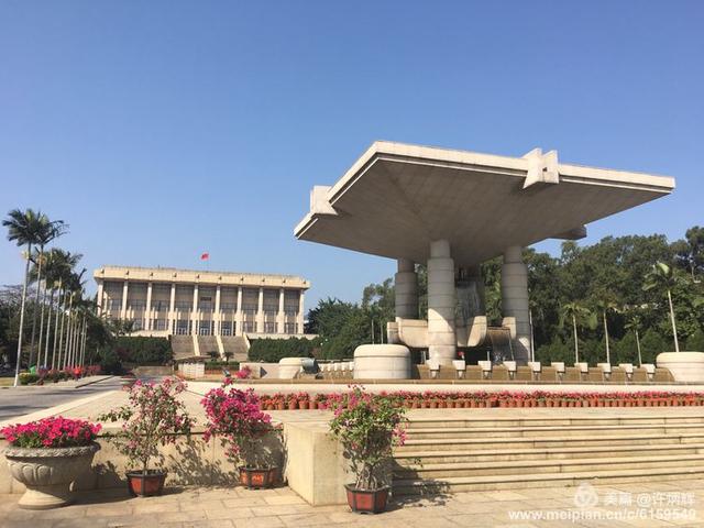 8000万大学校门