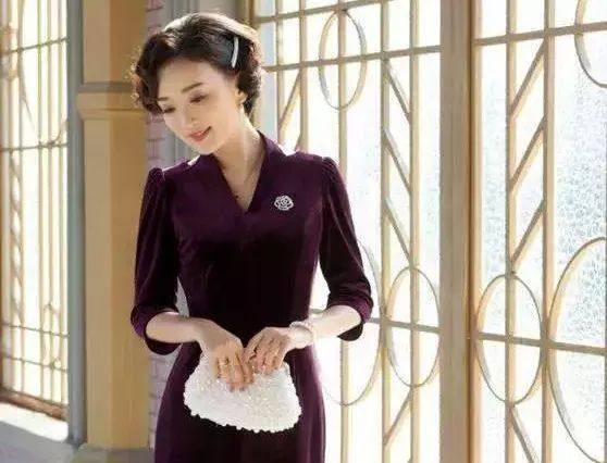 穿旗袍如何搭配包包女生(图2)