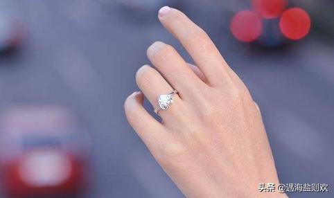 男的带戒指在哪个手指表示单身？
