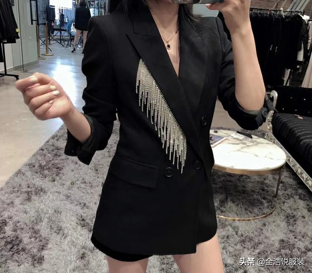 女生穿黑色小西服搭配什么裙子好看？女生黑色西服里面搭配什么颜色的内搭