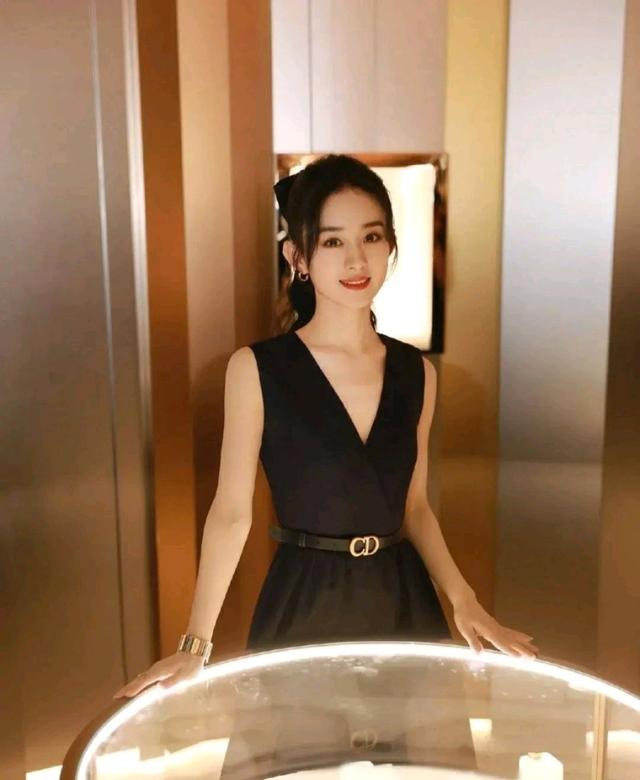 黑色国风连衣裙如何搭配(图7)