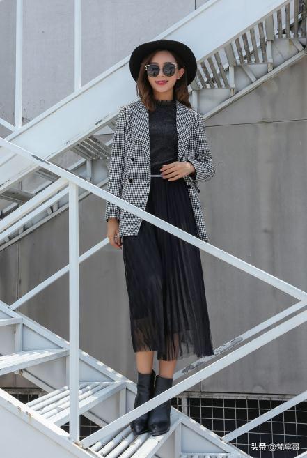如何搭配黑上衣好看女生(图3)