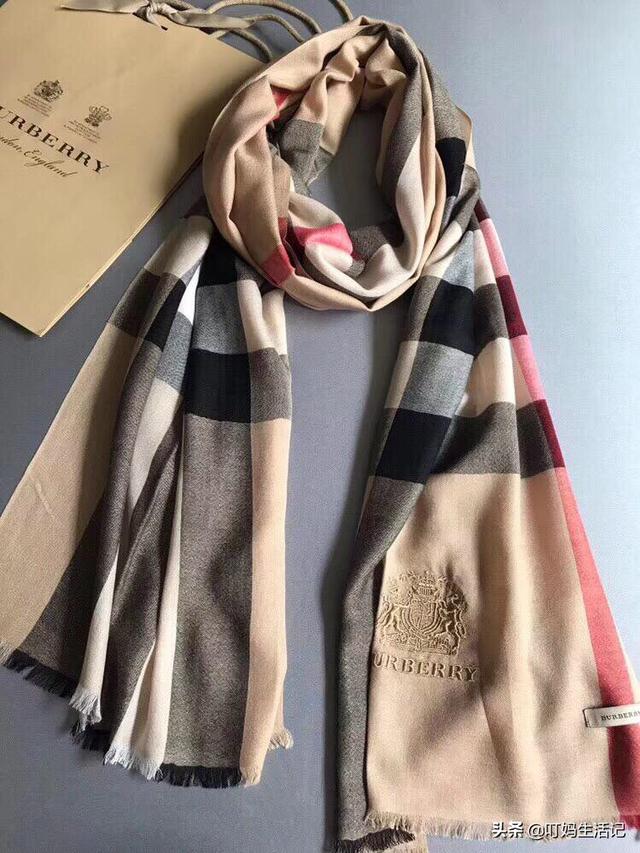 格子风衣如何搭配丝巾裙