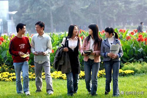 青春阳光穿搭女大学生，青春阳光穿搭女大学生图片