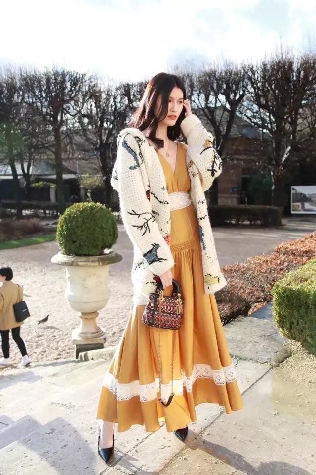 针织秋衣如何搭配裙子女