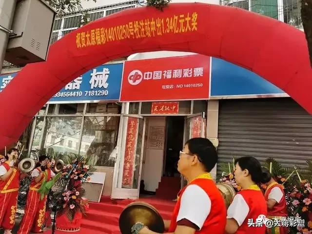 我买彩票中奖了，彩票站想私吞，我应该怎么解决