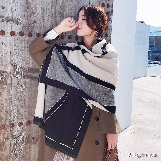 打底衫如何搭配丝巾好看