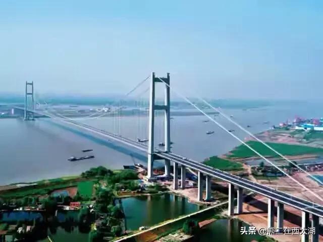 新建的大桥横跨长江，真是天造地设的美景，这句话语病？