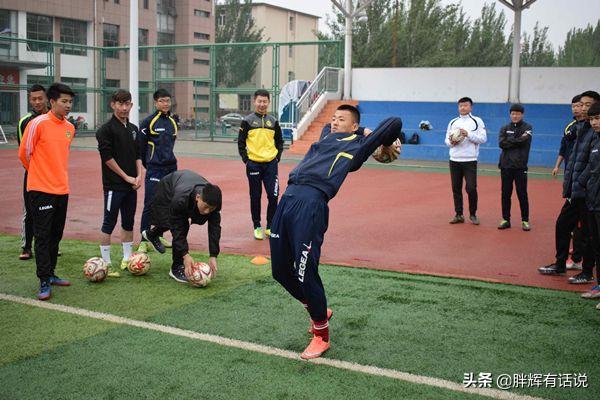 足球比赛中掷界外球的规则要求？