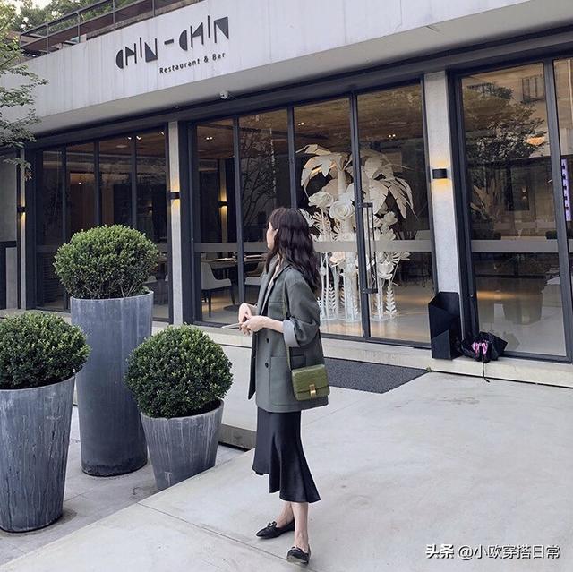 黑色紧身吊带如何搭配衣服(图17)