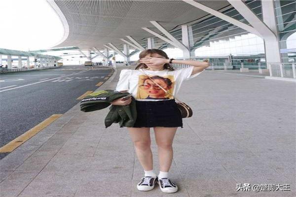 黑色中短裙如何搭配衣服(图6)