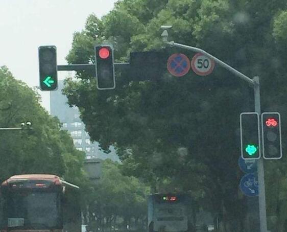 十字路口左转弯怎么看红绿灯图片？