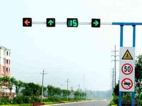 十字路口左转弯怎么看红绿灯图片？
