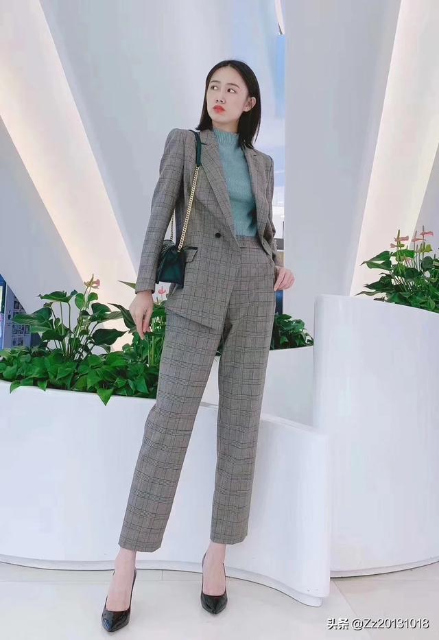 女西装如何搭配胸衣好看