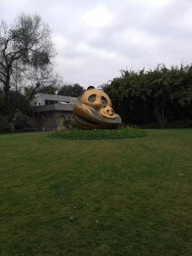 去成都旅游，请问哪些景点必去，住哪里比较方便