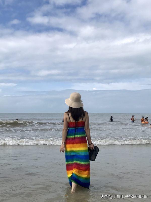 中年女性到海边游玩穿着应该怎样搭配？北戴河沙滩海边玩 中年女人适合穿什么衣服？
