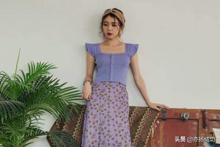 紫色碎花衣如何搭配裤子(图2)