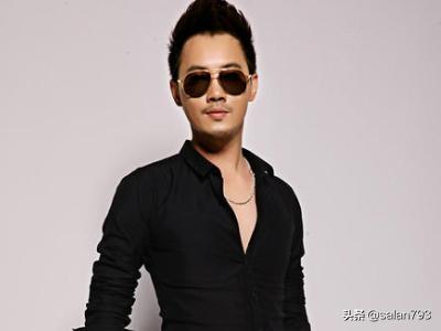 黑色衬衣男如何搭配裤子(图1)