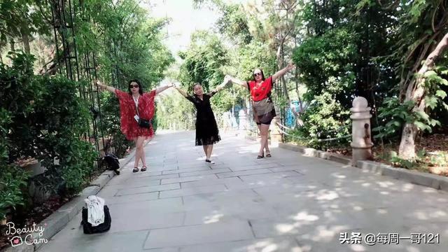 50岁女人照相如何摆造型(图1)