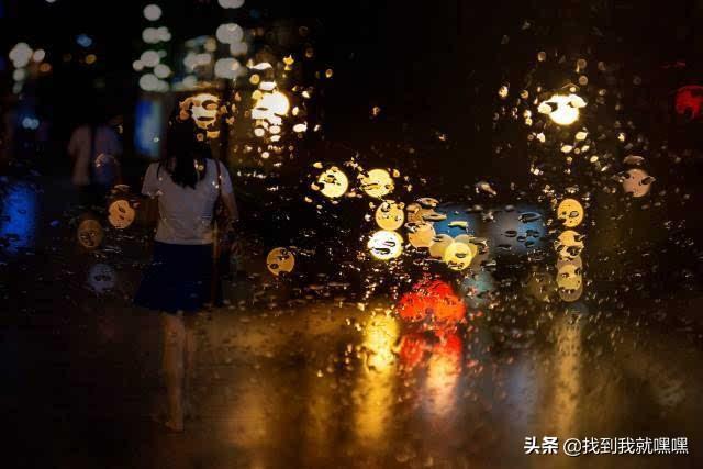 我想形容雨滴落在窗玻璃上的声音，怎么描述才能让读者通过语句看出我的心情？好的，坏的都可以，谢谢,向读者传达内心感情的句子