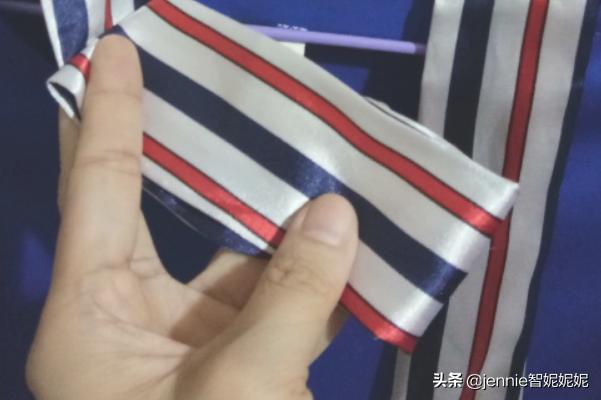 飘带女衬衣如何搭配裤子(图4)