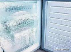 怎么去除冰箱里的冰？(怎么去除冰箱里的冰霜)