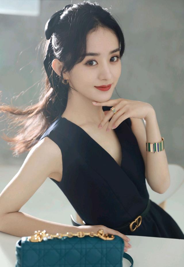 黑色国风连衣裙如何搭配(图2)