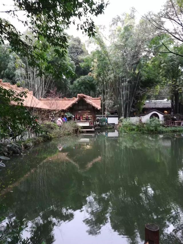 去成都旅游，请问哪些景点必去，住哪里比较方便