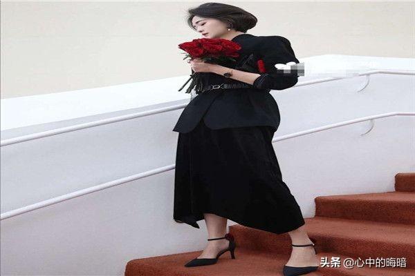 休闲黑裙子如何搭配鞋子(图5)