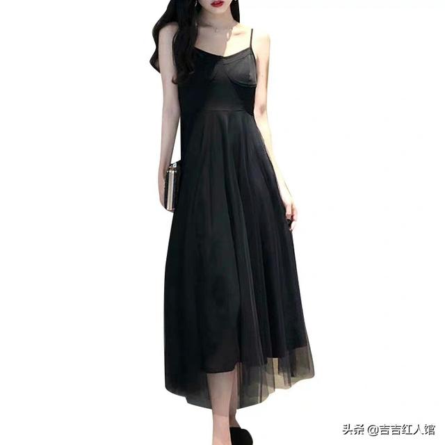 黑色紧身吊带如何搭配衣服