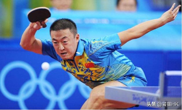 打乒乓球时的动作是怎样描写？