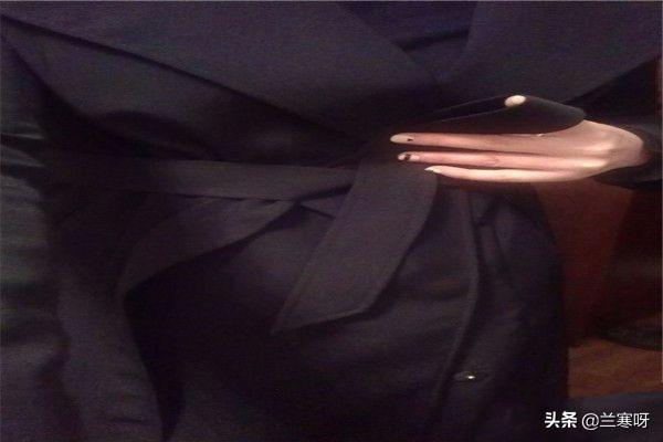 衣服带子怎么打蝴蝶结(图3)