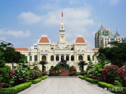 形容建筑物华美，有气派.是什么成语？