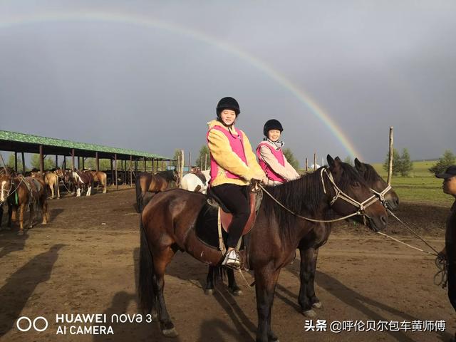 牧民举国旗策马奔腾图片