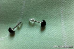 戴耳钉为什么加塑料耳堵？：耳钉没摘耳堵长肉里