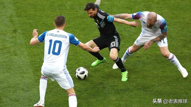 足球怎么卡身体抢球