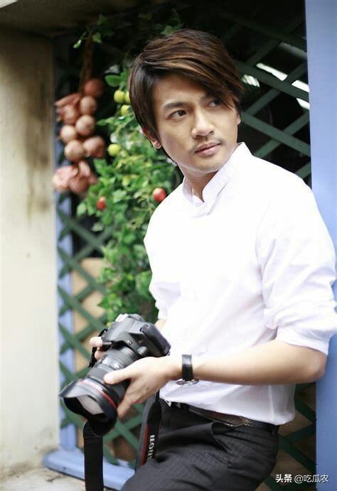 有句话说:发型决定颜值,其实这几年苏有朋的颜值没有多大变化,也算得