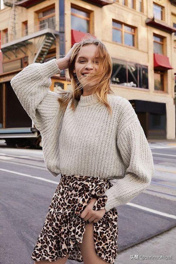 白色宽松毛衣如何搭配冬季(图2)