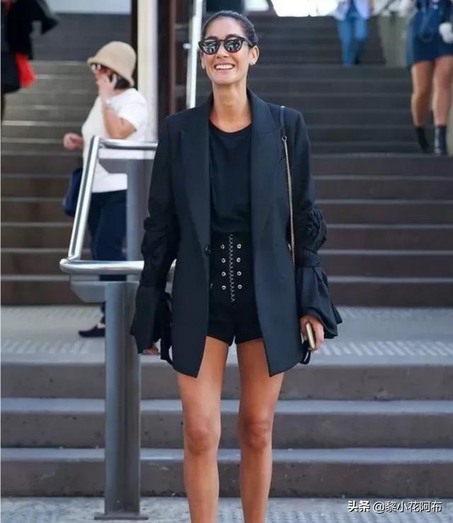 如何搭配黑上衣好看女生(图4)