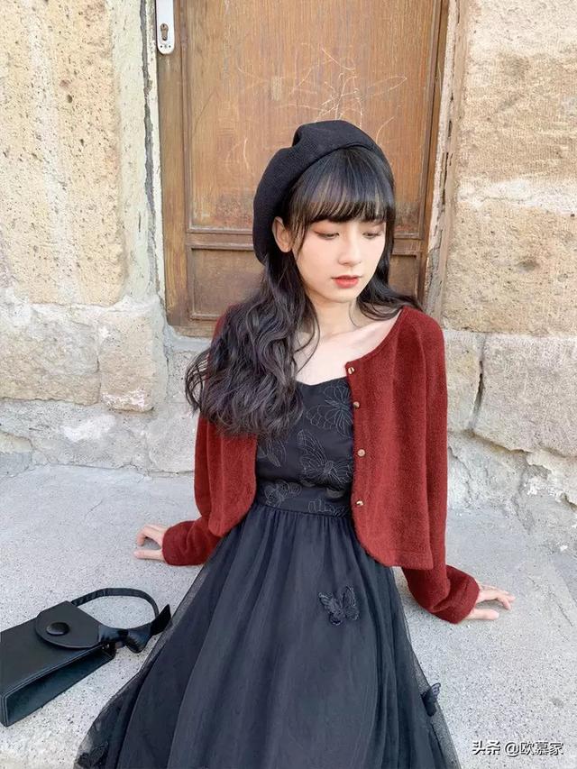 黑色紧身吊带如何搭配衣服(图3)