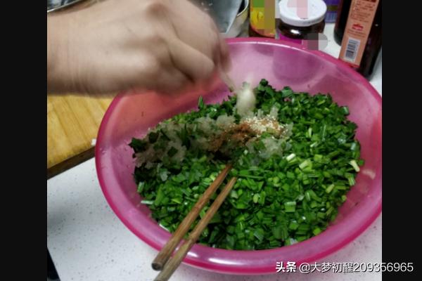 鸡蛋饼小吃的做法大全（韭菜鸡蛋饼的做法，鸡蛋韭菜饼家常做法？）