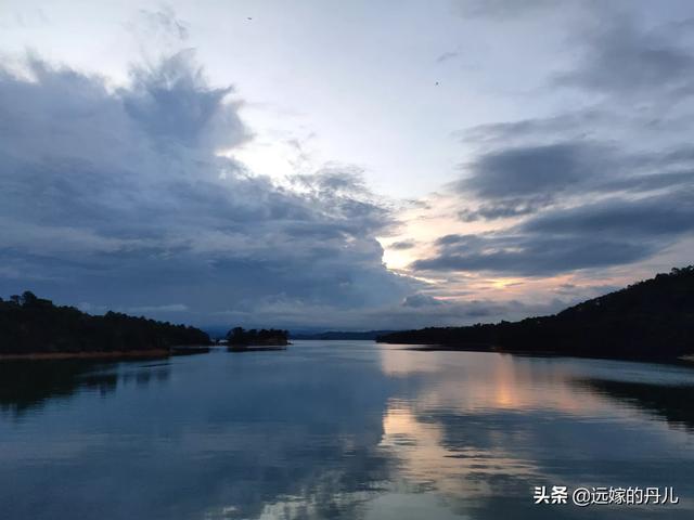 虎跳峡旅游穿搭海边， 虎跳峡值得去吗
