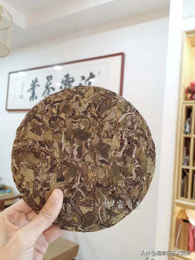 一个人江边夜景喝茶伤感说说,形容喝茶的句子说说心情