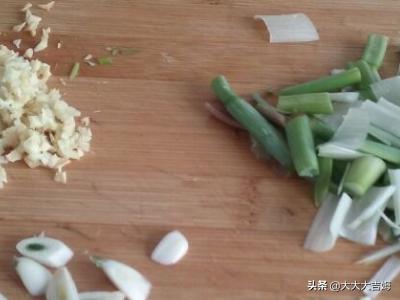 大头菜木耳炸土豆的做法(图4)
