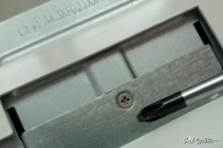 宏碁V3-571G拆机清灰？：宏碁笔记本拆机