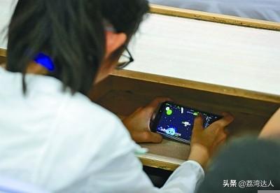 初中生沉迷手机游戏厌学怎么教育？