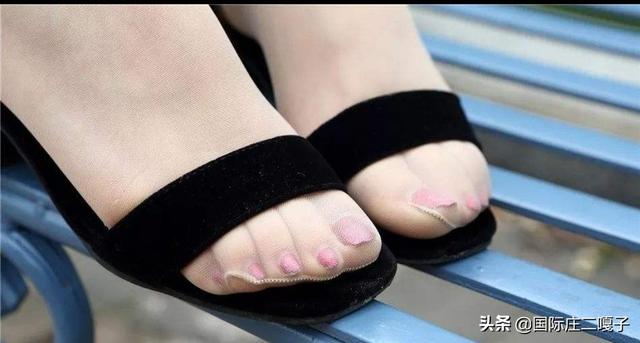 黑色平底凉鞋怎么搭配(图5)