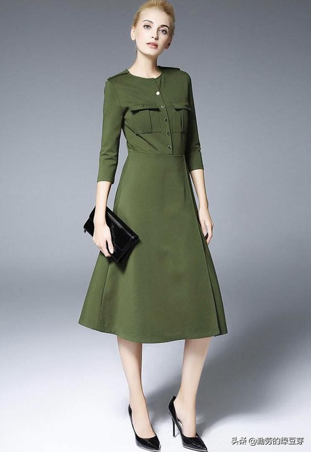 军绿色的连衣裙适合搭配什么颜色的包包呢？军绿色的连衣裙裙子配什么外套