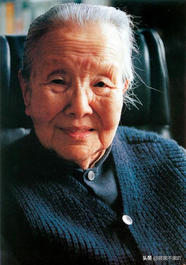 冰心原名谢婉莹福建长乐人中国诗人现代作家翻译家儿童文学作家散文家社会活动家笔名冰心取自哪个诗？