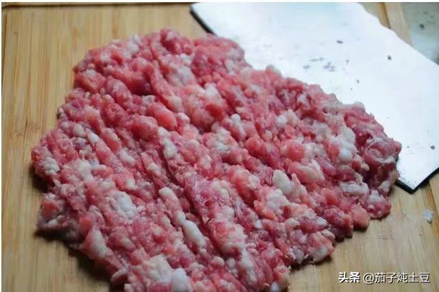 红烧狮子头的家常做法（红烧狮子头的家常做法？）